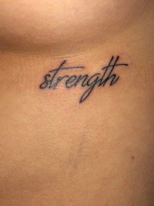 tattoo sotto al seno|Tatuaggi in mezzo al seno: significato e disegni più belli